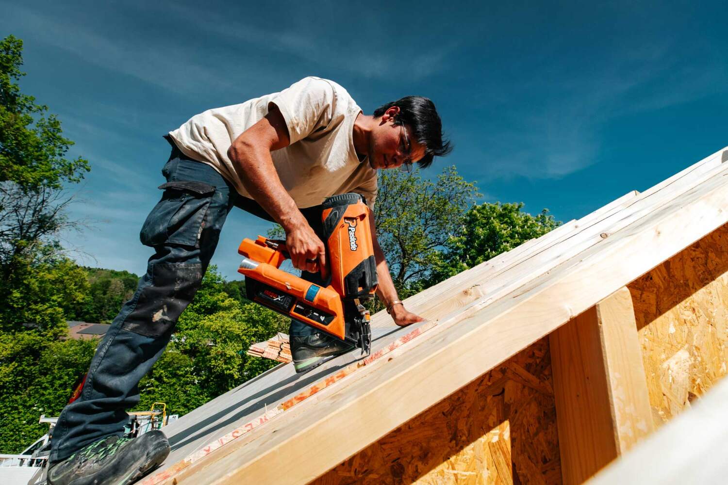 Charpentier entrain de travailler sur le toit d'un chalet